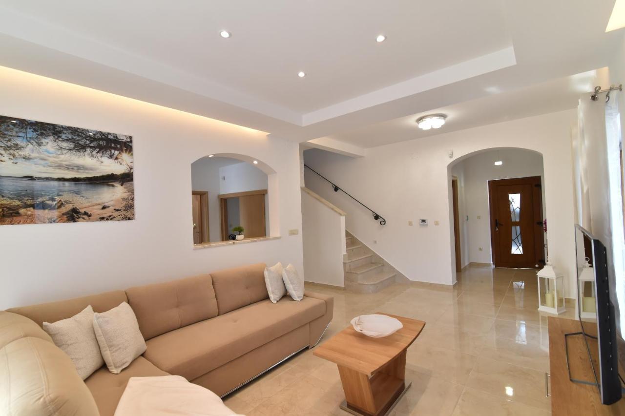Villa Muskatel -With Heated Pool Brzac Luaran gambar